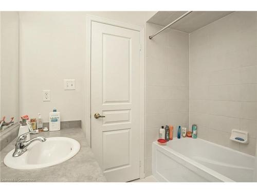 228 Duncan Lane, Milton, ON - Indoor Photo Showing Bathroom