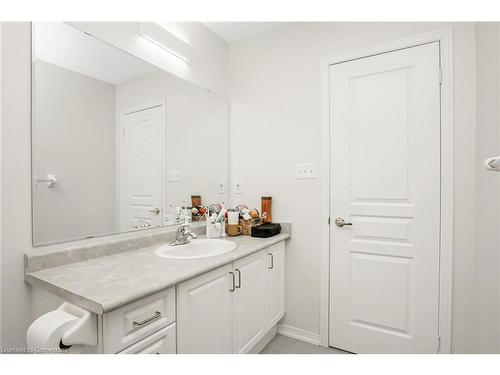 228 Duncan Lane, Milton, ON - Indoor Photo Showing Bathroom