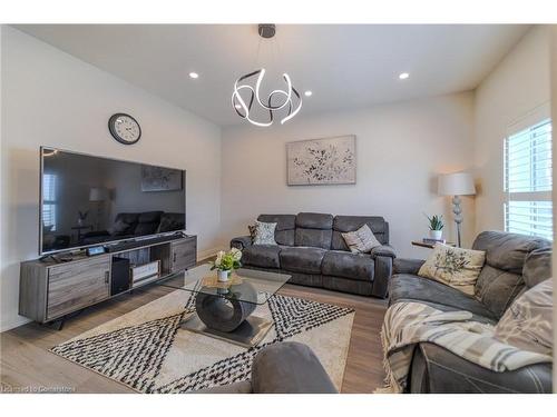 3293 Homestead Drive, Hamilton, ON - Indoor Photo Showing Living Room