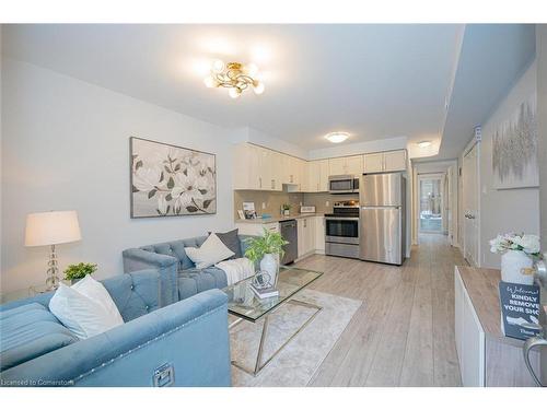 3-122 Courtland Avenue E, Kitchener, ON - Indoor Photo Showing Living Room