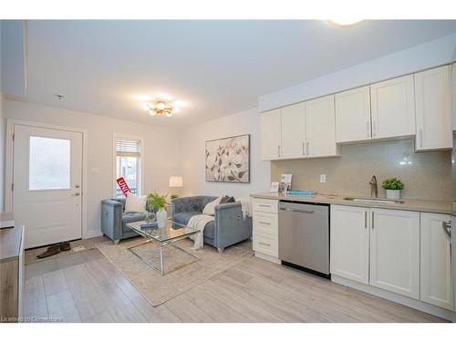 3-122 Courtland Avenue E, Kitchener, ON - Indoor Photo Showing Kitchen