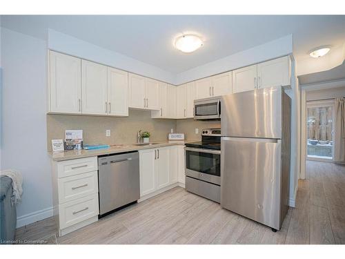 3-122 Courtland Avenue E, Kitchener, ON - Indoor Photo Showing Kitchen