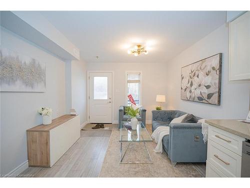 3-122 Courtland Avenue E, Kitchener, ON - Indoor Photo Showing Living Room