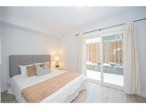 3-122 Courtland Avenue E, Kitchener, ON - Indoor Photo Showing Bedroom