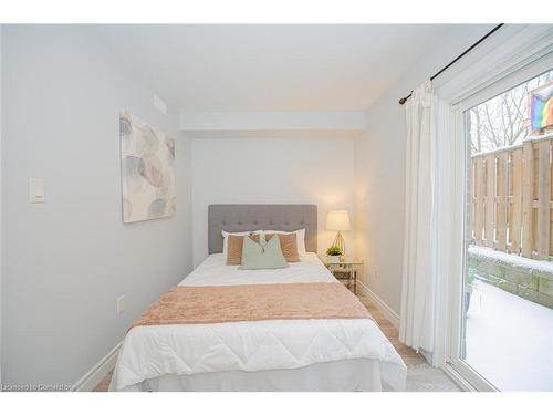 3-122 Courtland Avenue E, Kitchener, ON - Indoor Photo Showing Bedroom