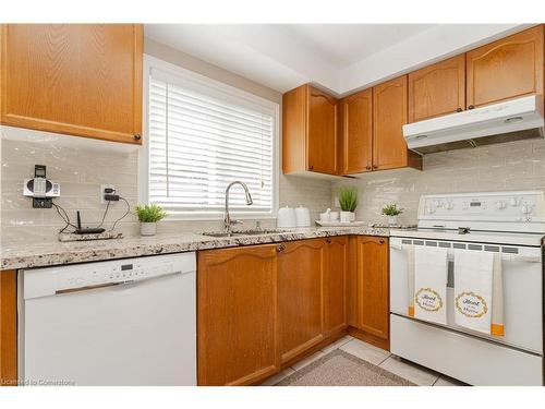 7 Teversham Court, Markham, ON - Indoor Photo Showing Kitchen With Double Sink