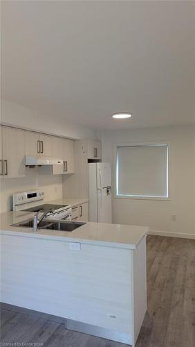 Main-139 Highriver Trail, Welland, ON - Indoor Photo Showing Kitchen