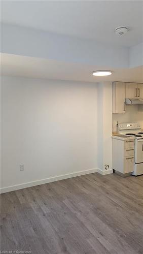 Lower-139 Highriver Trail, Welland, ON - Indoor Photo Showing Kitchen