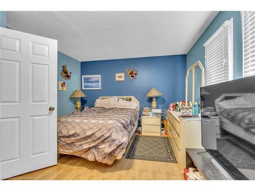 16 Mullis Crescent, Brampton, ON - Indoor Photo Showing Bedroom