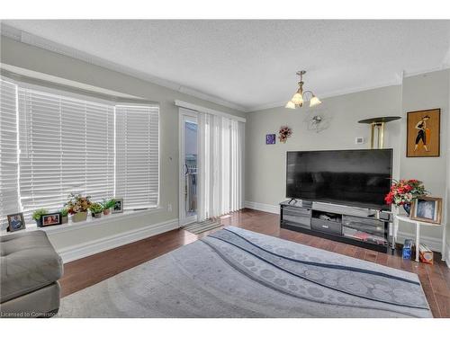 16 Mullis Crescent, Brampton, ON - Indoor Photo Showing Living Room