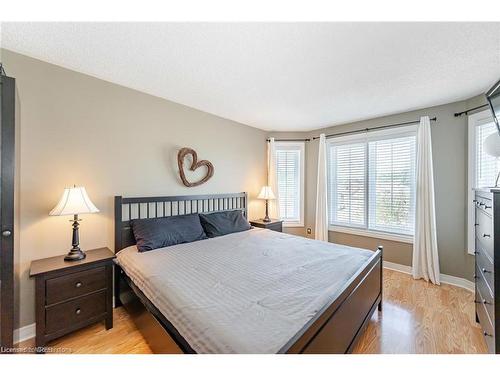 125 Ferndale Drive S, Barrie, ON - Indoor Photo Showing Bedroom