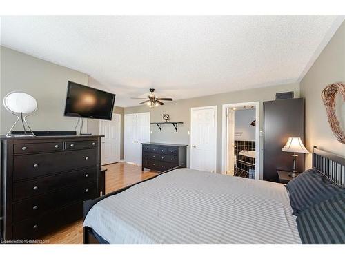 125 Ferndale Drive S, Barrie, ON - Indoor Photo Showing Bedroom