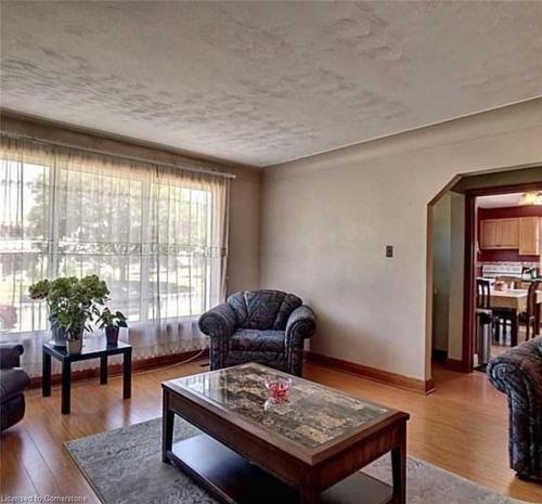 25 Amos Avenue W, Waterloo, ON - Indoor Photo Showing Living Room