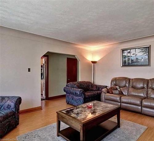 25 Amos Avenue W, Waterloo, ON - Indoor Photo Showing Living Room