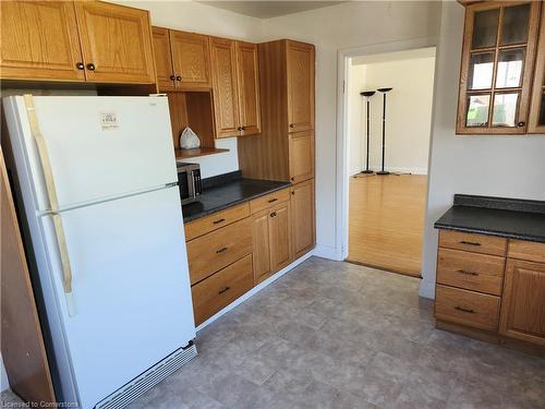 25 Amos Avenue W, Waterloo, ON - Indoor Photo Showing Kitchen