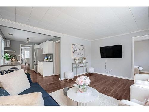 528 Upper Wentworth Street, Hamilton, ON - Indoor Photo Showing Living Room