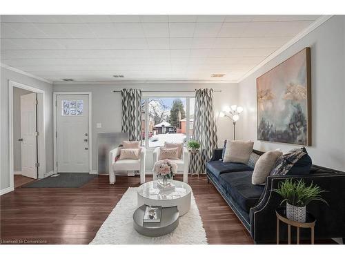 528 Upper Wentworth Street, Hamilton, ON - Indoor Photo Showing Living Room