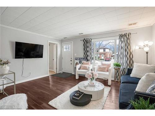 528 Upper Wentworth Street, Hamilton, ON - Indoor Photo Showing Living Room