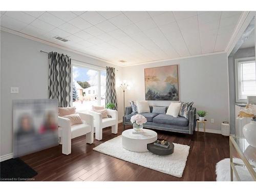 528 Upper Wentworth Street, Hamilton, ON - Indoor Photo Showing Living Room