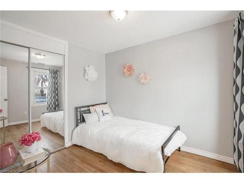 528 Upper Wentworth Street, Hamilton, ON - Indoor Photo Showing Bedroom