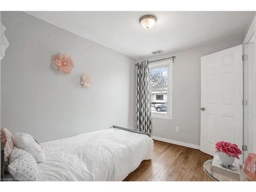 528 Upper Wentworth Street, Hamilton, ON - Indoor Photo Showing Bedroom