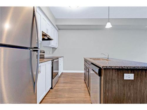 118-25 Isherwood Avenue, Cambridge, ON - Indoor Photo Showing Kitchen