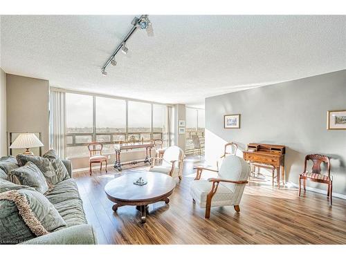 606-320 Mill Street S, Peel, ON - Indoor Photo Showing Living Room