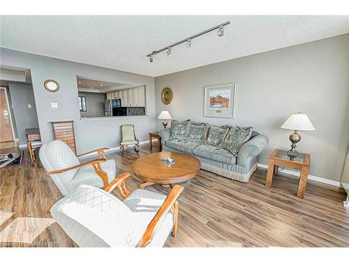 606-320 Mill Street S, Peel, ON - Indoor Photo Showing Living Room