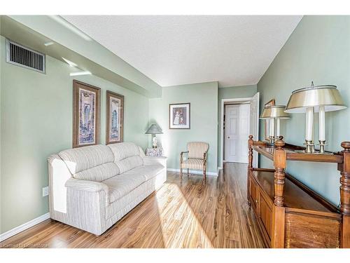 606-320 Mill Street S, Peel, ON - Indoor Photo Showing Living Room