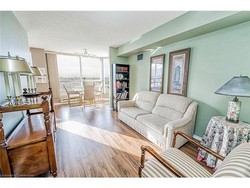 606-320 Mill Street S, Peel, ON - Indoor Photo Showing Living Room