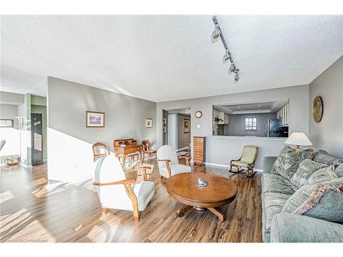 606-320 Mill Street S, Peel, ON - Indoor Photo Showing Living Room