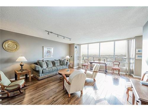 606-320 Mill Street S, Peel, ON - Indoor Photo Showing Living Room