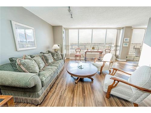 606-320 Mill Street S, Peel, ON - Indoor Photo Showing Living Room