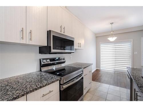 207 Louise Street, Welland, ON - Indoor Photo Showing Kitchen With Upgraded Kitchen