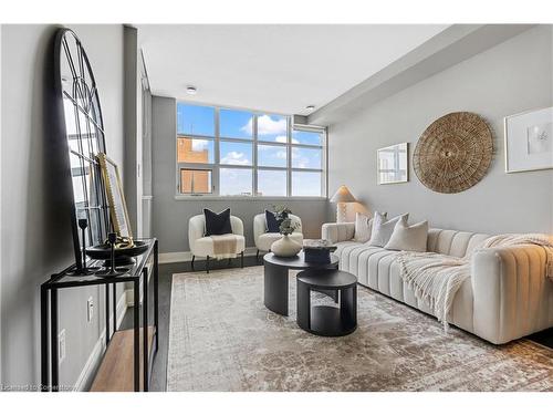 601-112 Benton Street, Kitchener, ON - Indoor Photo Showing Living Room