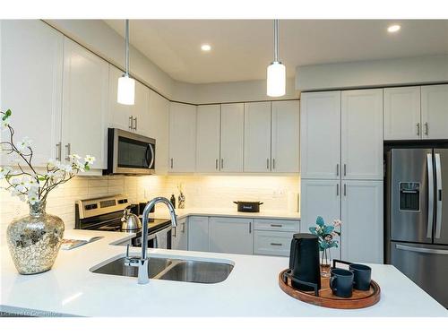 60-51 Sparrow Avenue, Cambridge, ON - Indoor Photo Showing Kitchen With Double Sink With Upgraded Kitchen