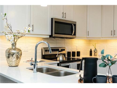 60-51 Sparrow Avenue, Cambridge, ON - Indoor Photo Showing Kitchen With Double Sink With Upgraded Kitchen