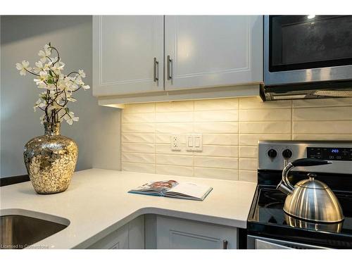 60-51 Sparrow Avenue, Cambridge, ON - Indoor Photo Showing Kitchen