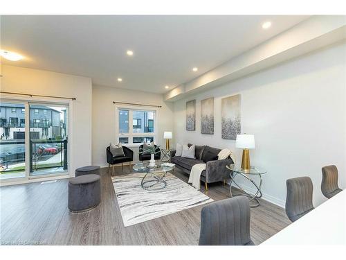 60-51 Sparrow Avenue, Cambridge, ON - Indoor Photo Showing Living Room