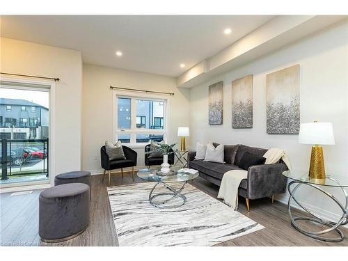 60-51 Sparrow Avenue, Cambridge, ON - Indoor Photo Showing Living Room