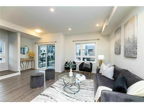 60-51 Sparrow Avenue, Cambridge, ON - Indoor Photo Showing Living Room