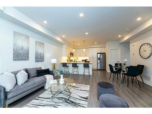 60-51 Sparrow Avenue, Cambridge, ON - Indoor Photo Showing Living Room