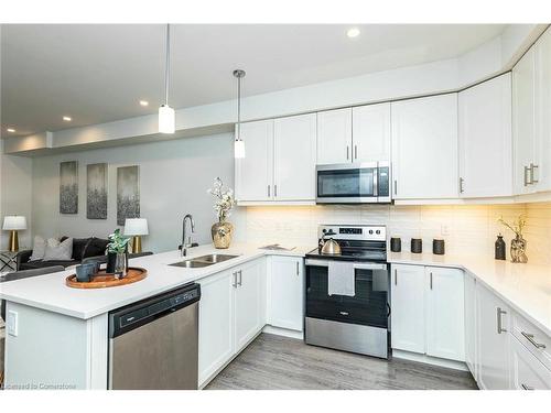 60-51 Sparrow Avenue, Cambridge, ON - Indoor Photo Showing Kitchen With Double Sink With Upgraded Kitchen