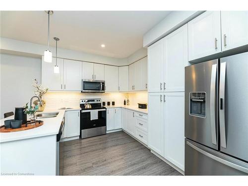 60-51 Sparrow Avenue, Cambridge, ON - Indoor Photo Showing Kitchen With Double Sink With Upgraded Kitchen