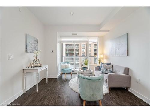 604-212 King William Street, Hamilton, ON - Indoor Photo Showing Living Room