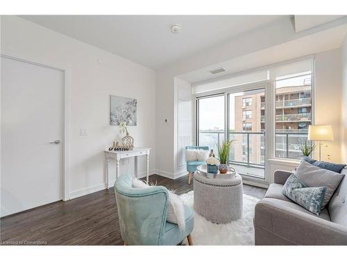 604-212 King William Street, Hamilton, ON - Indoor Photo Showing Living Room