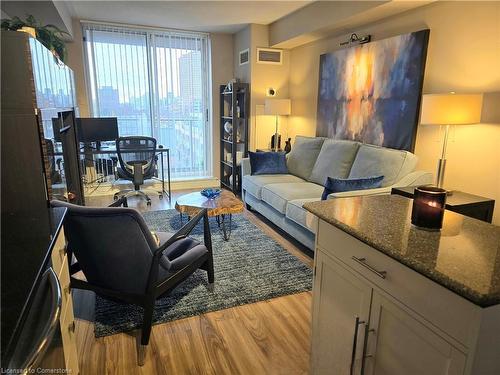 610-1369 Bloor Street, Toronto, ON - Indoor Photo Showing Living Room