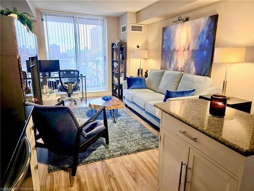 610-1369 Bloor Street, Toronto, ON - Indoor Photo Showing Living Room