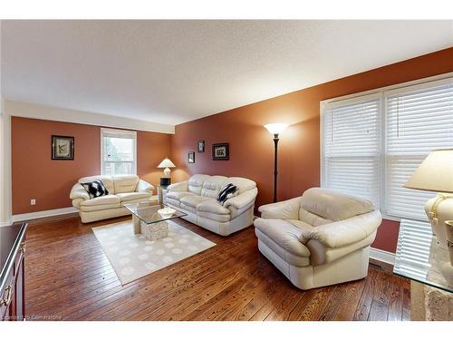 39B Newington Crescent, Toronto, ON - Indoor Photo Showing Living Room