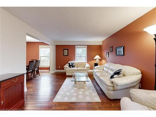 39B Newington Crescent, Toronto, ON - Indoor Photo Showing Living Room